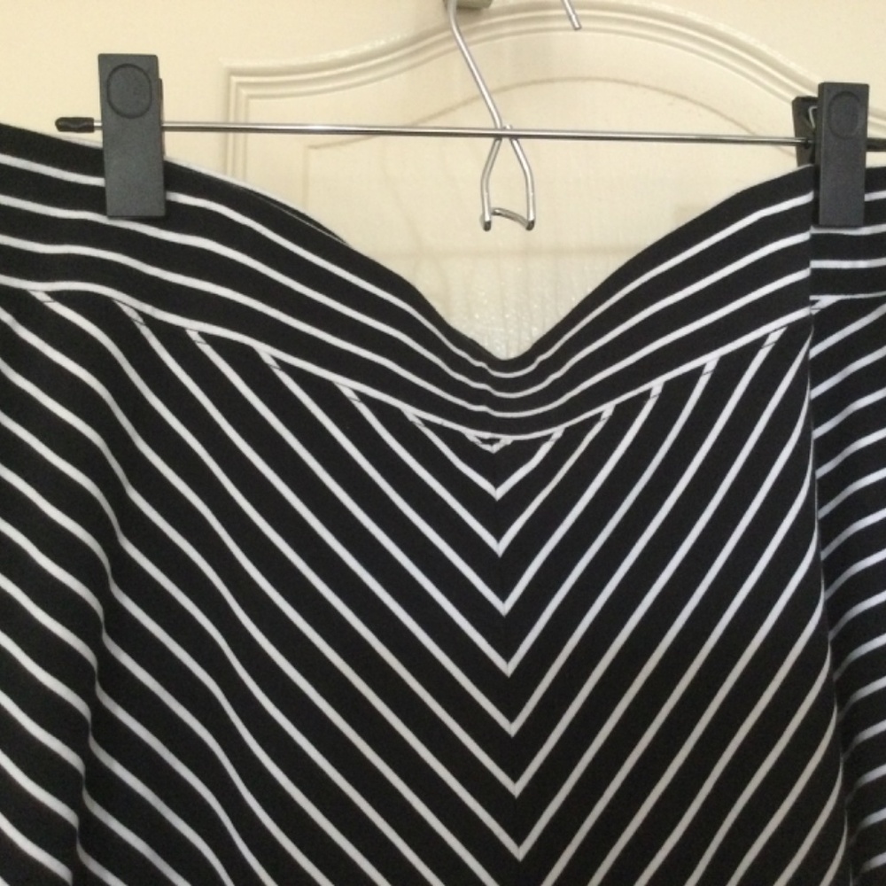 Lands End a-line black & white striped maxi skirt, size medium. Cotton blend - Picture 2 of 5
